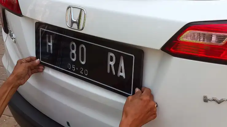 pasang plat nomor mobil akrilik